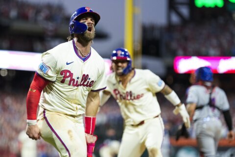 Castellanos wins Game 2 for Phillies with 9th-inning single, top Mets 7-6