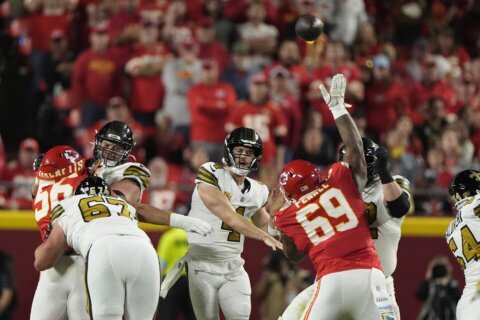 Saints quarterback Derek Carr leaves with oblique injury in another losing night against the Chiefs