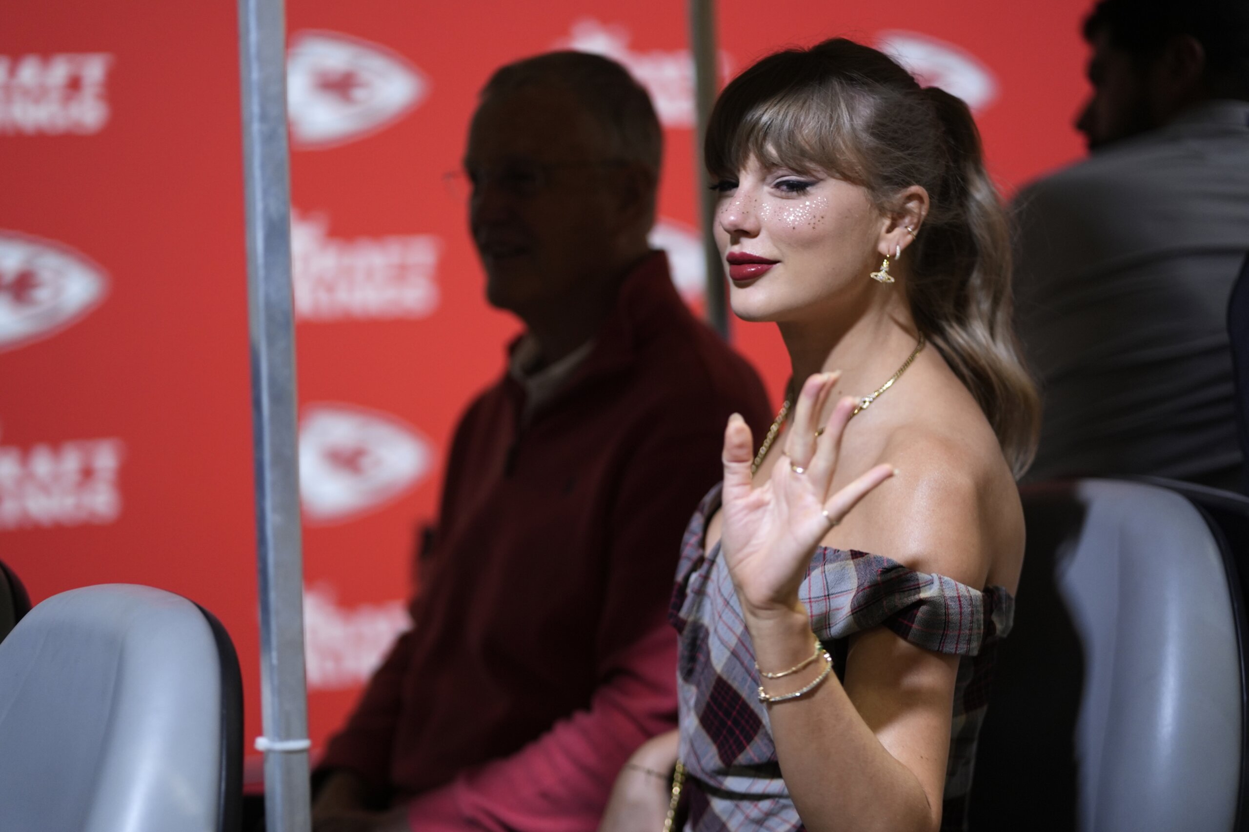テイラー・スウィフト、トラヴィス・ケルスとチーフス・ウィズ・エラス・ツアーの観戦に復帰、まもなく再開