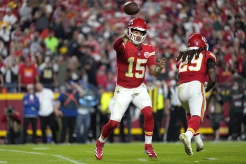 Patrick Mahomes throws for 331 yards, Derek Carr hurt as Chiefs shut down Saints for 26-13 victory