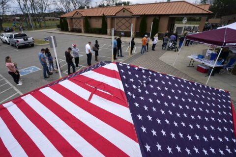 Tennessee officials dispute a ruling that restored voting rights to 4 people who can’t have guns