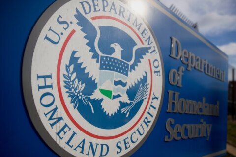 Oficina de supervisión del DHS revisará muertes de detenidos de ICE y el uso de fuerza