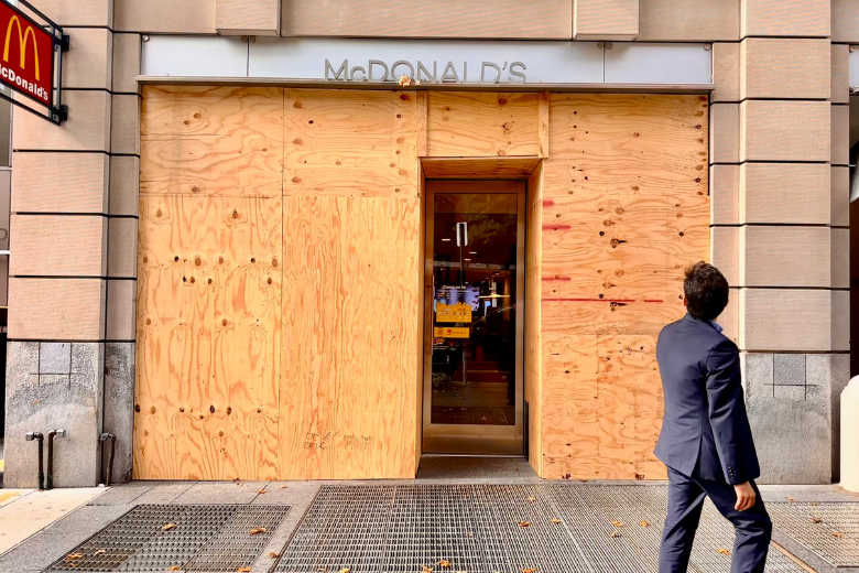 Buildings near White House prepare for election by boarding up – WTOP News