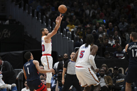 Stephen Curry scores 24 points in his return to lead the Warriors past the Wizards, 125-112