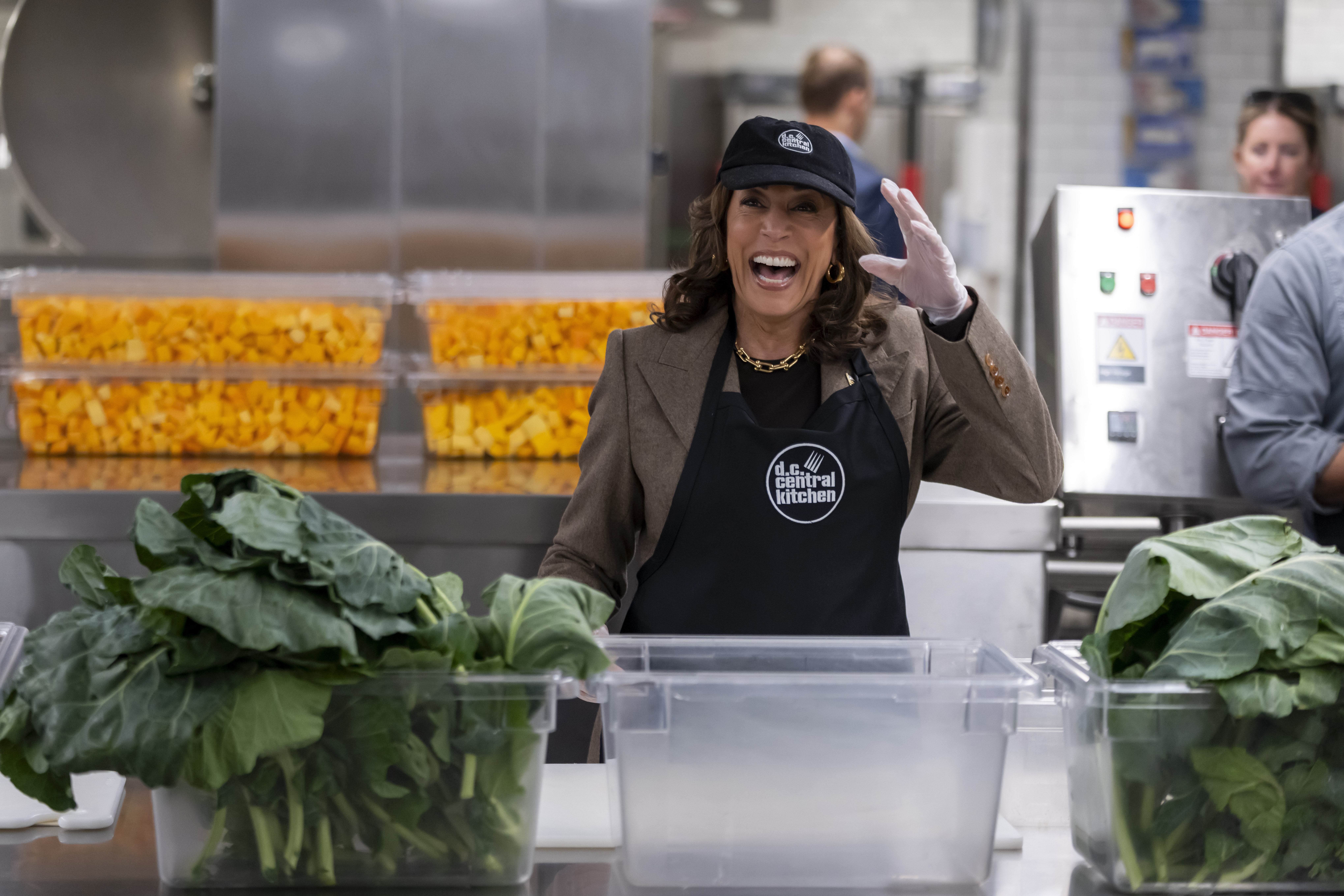 A vice-presidente Kamala Harris comemora o Dia de Ação de Graças ajudando a preparar vegetais no DC Central Kitchen em Washington, quinta-feira, 28 de novembro de 2024. (AP Photo/Ben Curtis)