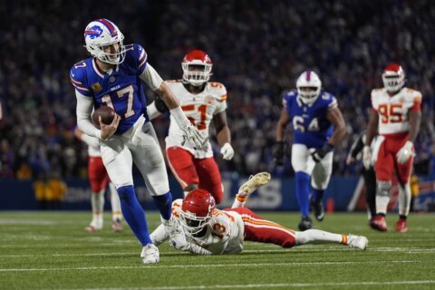 Josh Allen’s 26-yard run seals Bills’ 30-21 win over KC and ends Chiefs’ bid for a perfect season