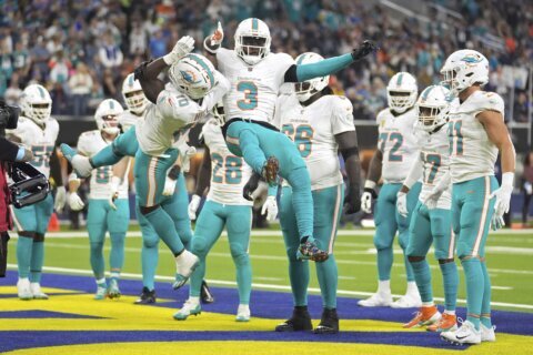 Tyreek Hill makes key TD catch, and the Dolphins hold off the Rams 23-15 to snap their 3-game skid