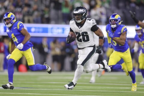 Saquon Barkley sets Eagles franchise record with 255 yards rushing, 2 TDs in a 37-20 win over Rams