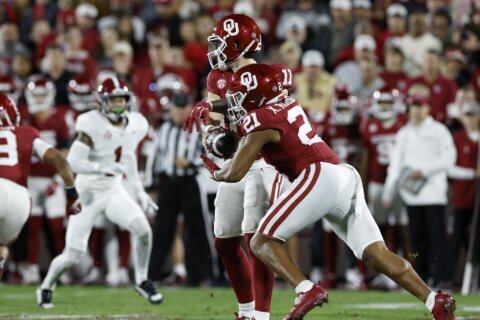 Arnold, Robinson run for more than 100 yards as Oklahoma stuns No. 7 Alabama 24-3