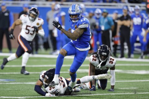 Lions extend win streak to 10 games, hold off Bears for 23-20 victory