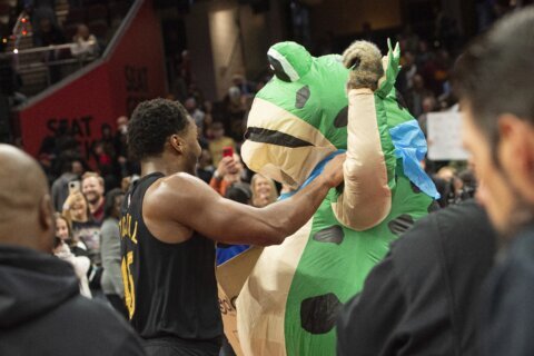 Jump around: Cavaliers improve to 14-0, celebrate by dancing with frog mascot