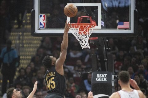 Donovan Mitchell scores 37, Cavaliers stay perfect and improve to 14-0 with 144-126 win over Bulls