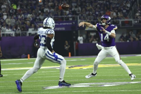 Darnold throws 3 TD passes in 2nd half as Vikings overcome 3 turnovers to beat Flacco, Colts 21-13