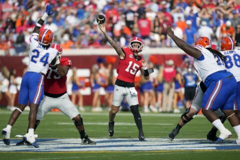 Carson Beck overcomes 3 INTs to lead No. 2 Georgia to a 34-20 win over Florida in ‘Cocktail Party’