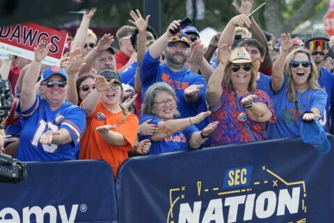 Jacksonville Sheriff’s Office reviews officer altercations with fans at Georgia-Florida game