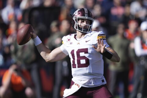 Minnesota rallies to defeat No. 24 Illinois 25-17 for the Golden Gophers’ 4th straight win