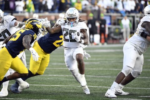 AP Top 25: Oregon a unanimous No. 1 ahead of 1st CFP rankings, followed by Georgia, Ohio State