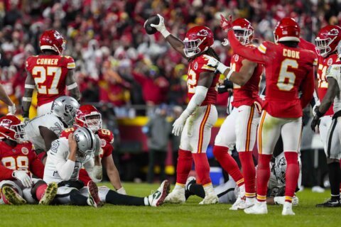 Chiefs recover botched snap by Raiders in closing seconds, clinch playoff berth with 19-17 victory