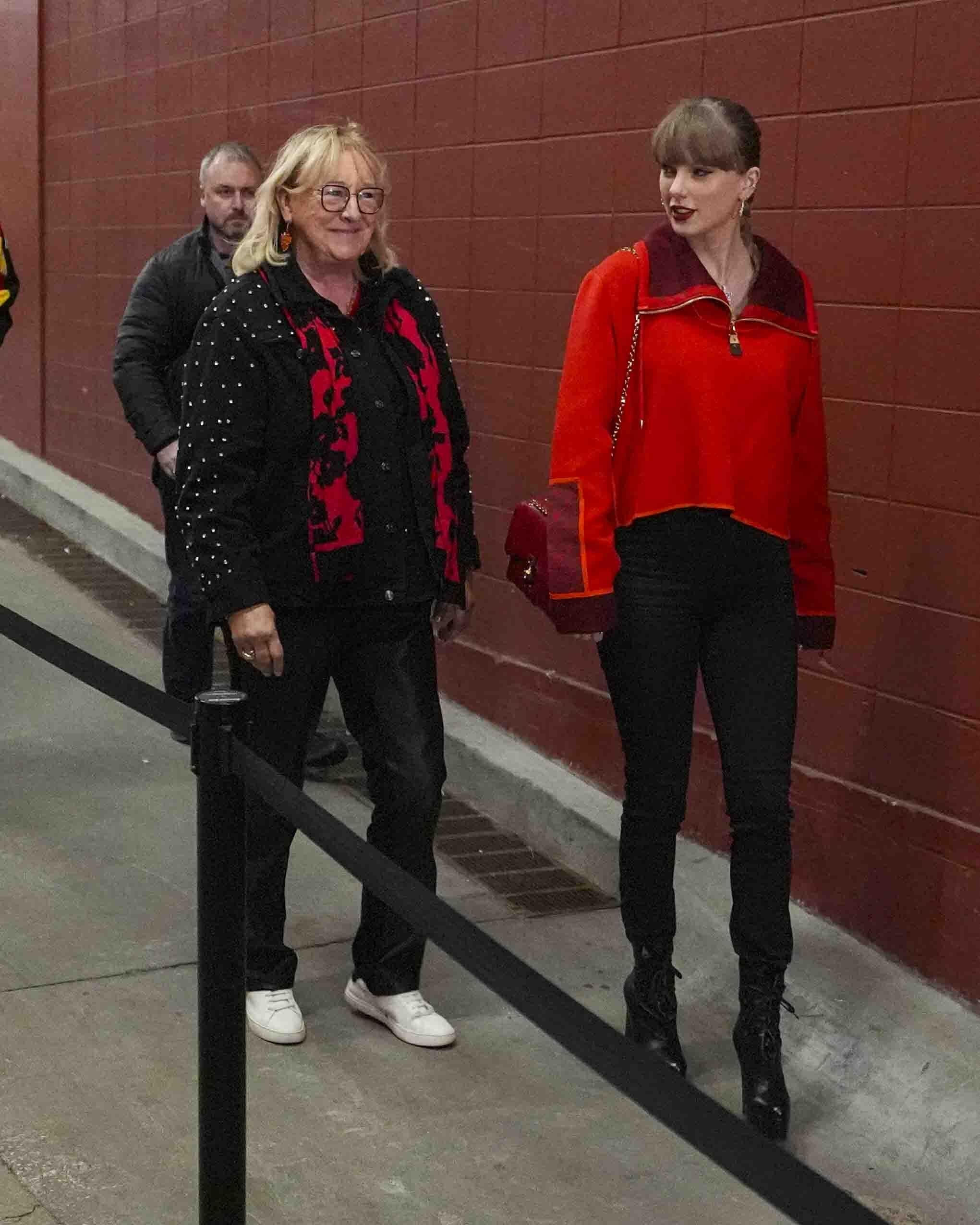 Taylor Swift spends Black Friday amid sea of red as boyfriend Travis Kelce’s Chiefs face the Raiders - News