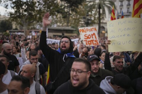 Tens of thousands of Spaniards demand the resignation of Valencia leader for bungling flood response