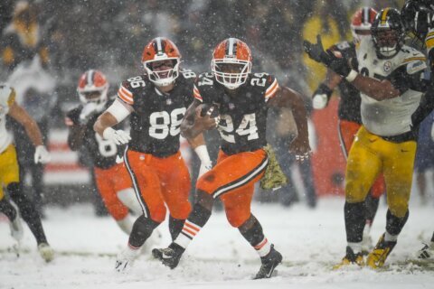 Nick Chubb plows through heavy snow for 2-yard TD, giving Browns 24-19 win over Steelers