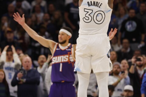 Julius Randle’s winning 3-pointer against Suns caps season-high 35-point performance