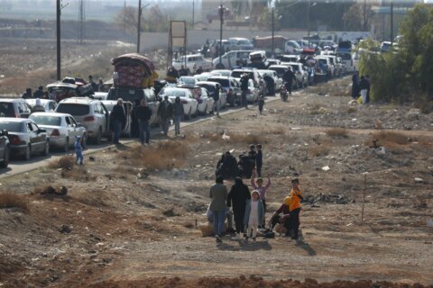 Thousands of displaced Lebanese return from Syria as ceasefire with Israel holds