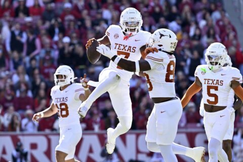 Ewers’ two touchdowns, Texas’ defense lead No. 3 Longhorns past Arkansas 20-10