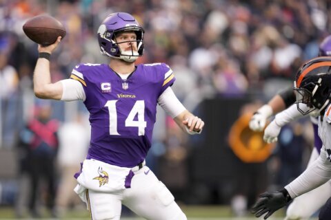 Sam Darnold leads game-winning drive in OT and Vikings beat Bears 30-27 after blowing late lead