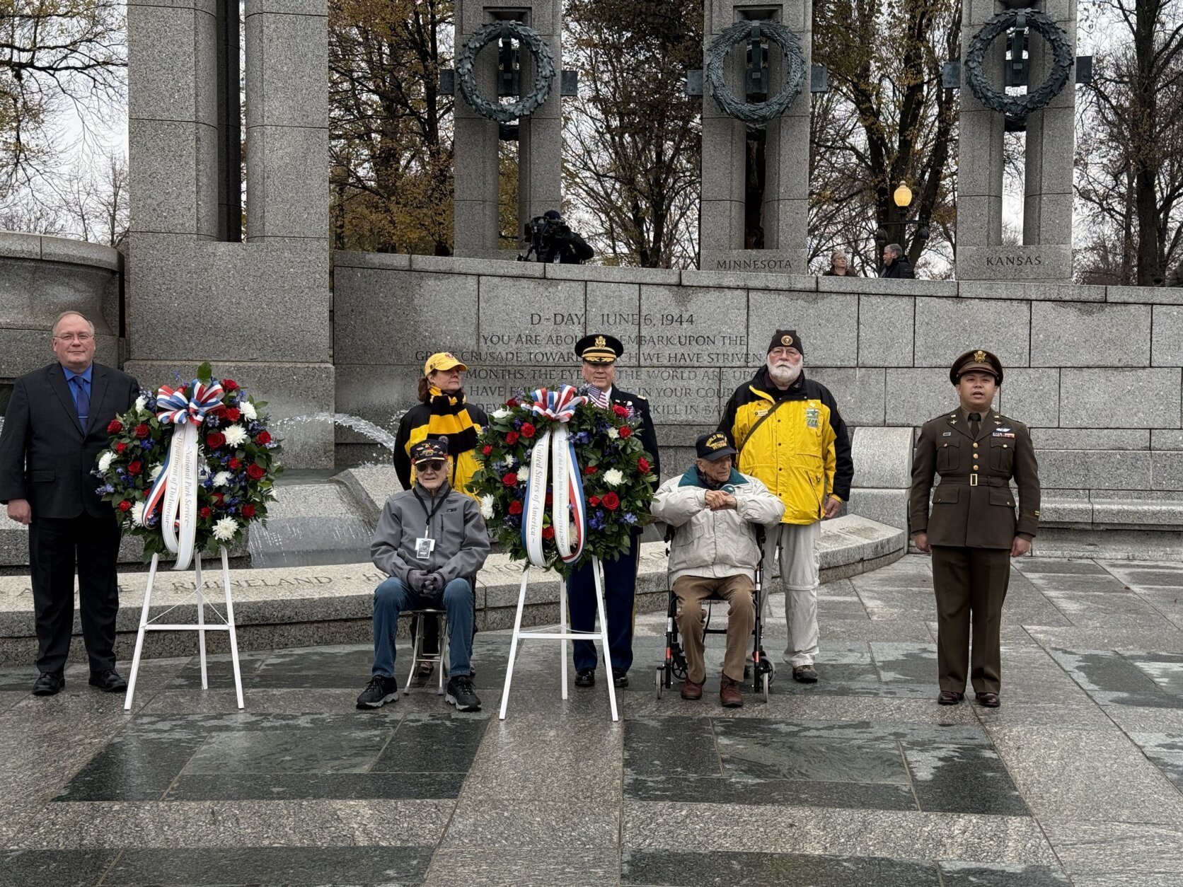 Dois veteranos no Memorial Nacional da Segunda Guerra Mundial