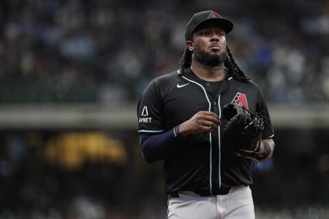 Nationals agree with Josh Bell on a 1-year, $6M contract, AP source says