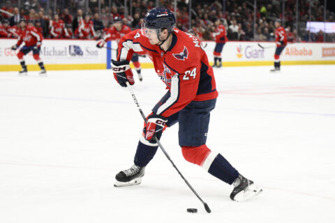 McMichael helps the Capitals beat the Maple Leafs 3-1 for franchise-record 8th straight road win