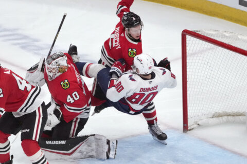 Donato caps Blackhawks comeback, Blackhawks top Capitals 3-2