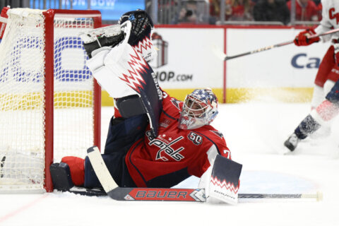 Charlie Lindgren shines with a windmill save as the Capitals beat the Hurricanes 3-1