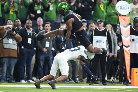 No. 1 Oregon outlasts No. 3 Penn State 45-37 for Big Ten title and 1st-round bye in playoffs