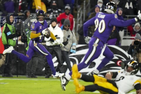 Lamar Jackson and the Ravens draw even atop the AFC North, beating the 1st-place Steelers 34-17