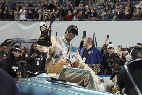 Snoop’s game: Snoop Dogg thrills the crowd in the bowl that bears his name