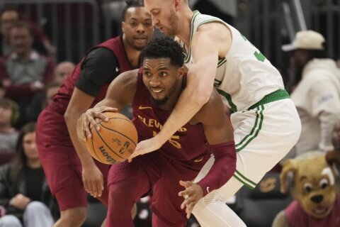 Mitchell scores 35, Cavs end Celtics’ winning streak with 115-111 win in matchup of East’s elite