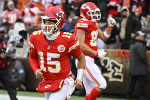 Mahomes throws 2 TD passes before leaving with an ankle injury in Chiefs’ 21-7 win over Browns