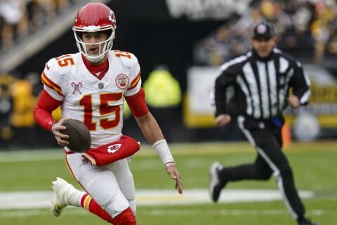 Mahomes throws 3 TDs as Chiefs clinch AFC’s top seed by breezing past the skidding Steelers 29-10