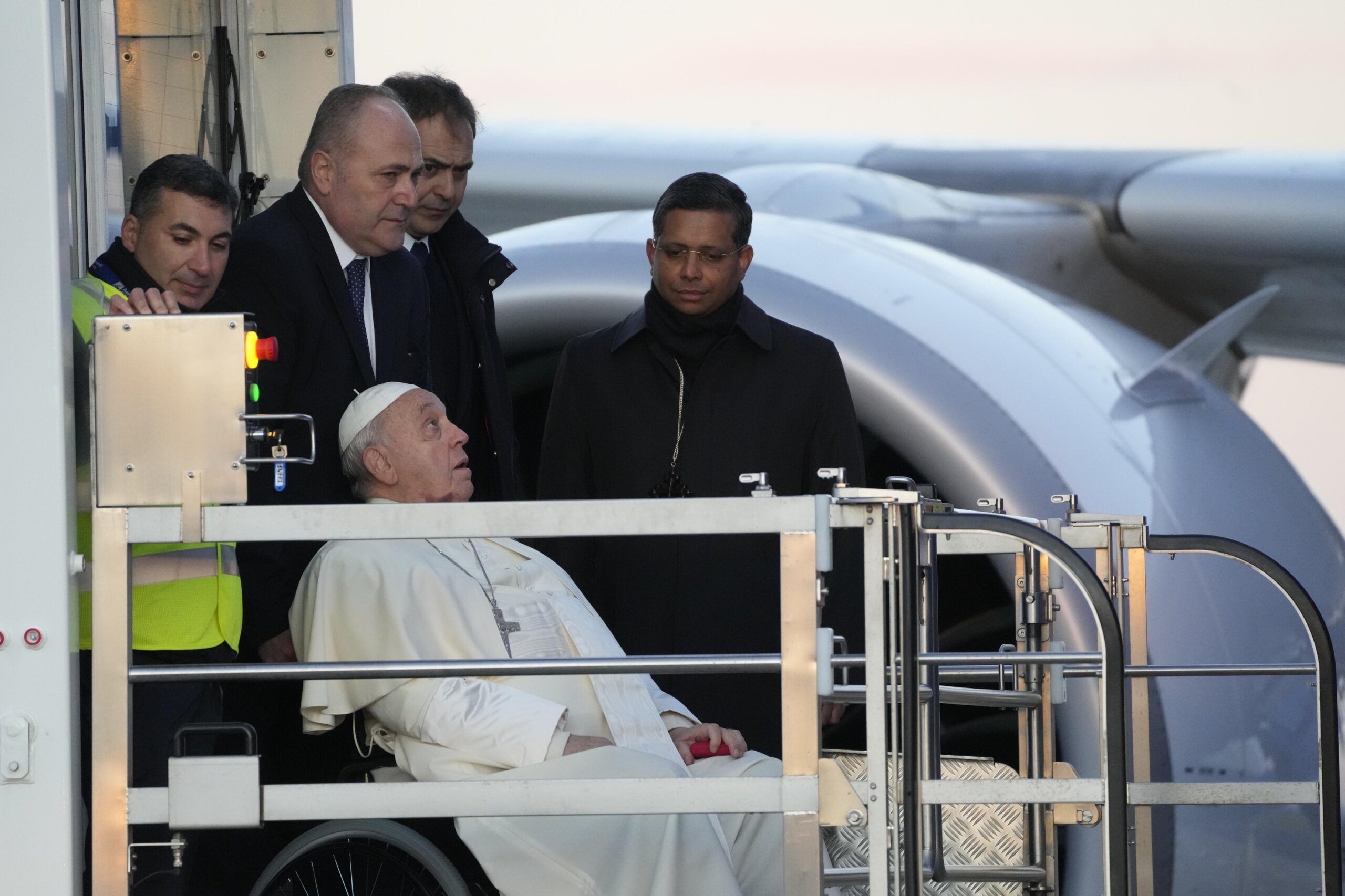 Pope Francis arrives on 1st papal visit to Corsica, with focus on regional crisis, popular piety - News