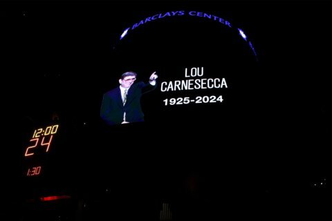 St. John’s to honor late coach Lou Carnesecca at men’s and women’s games this weekend