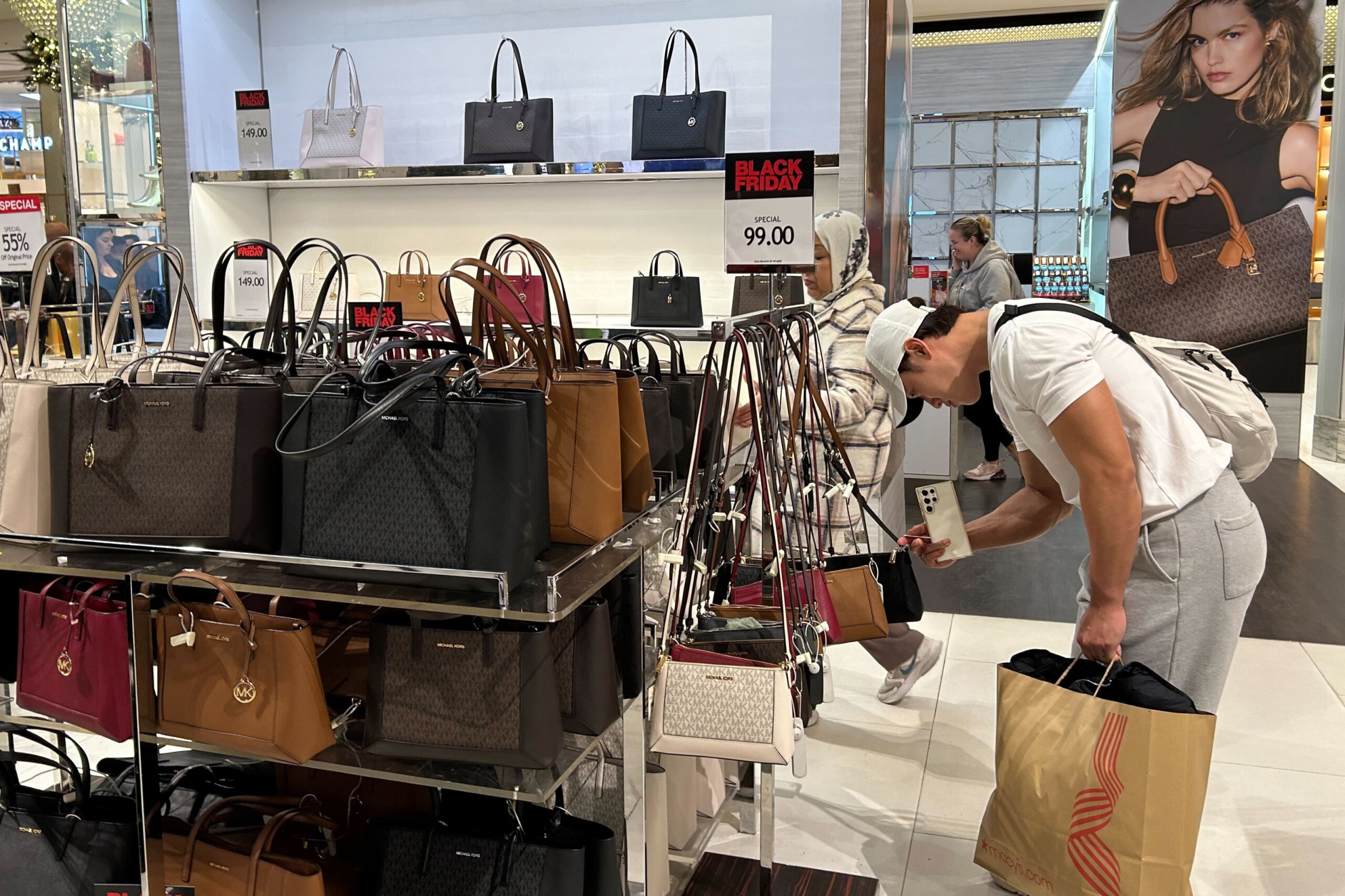 US retail sales rose modestly last month amid solid holiday shopping, boosting economy – WTOP News