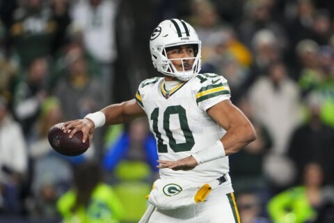 Jordan Love throws for 2 TDs and Packers beat Seahawks 30-13 as Seattle QB Geno Smith injures knee