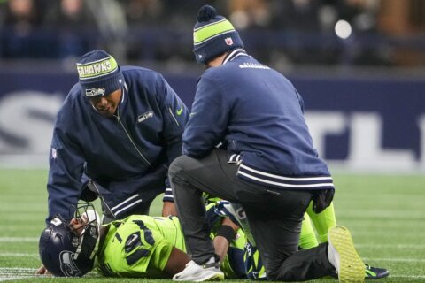 Seahawks QB Geno Smith exits with knee injury in 3rd quarter against Green Bay