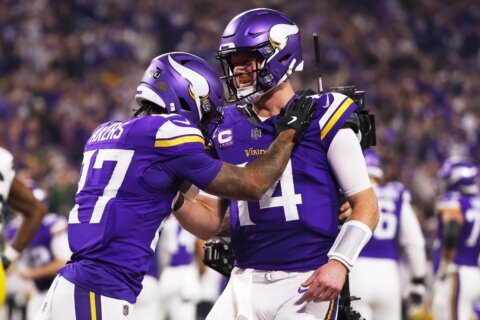 Darnold gives Vikings another gem with career-high 377 yards in 27-25 win over Packers