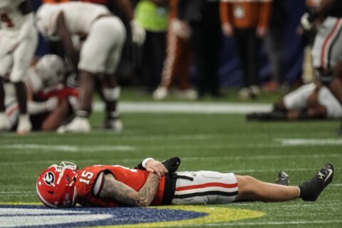 Georgia QB Carson Beck knocked out by hand injury in SEC championship game against Texas