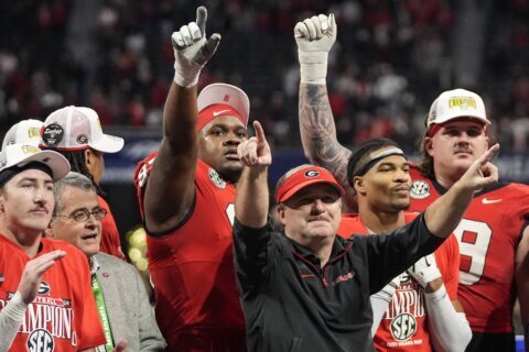 AP Top 25: Oregon, Georgia, Notre Dame, Texas top poll going into playoff; Tide ranked ahead of SMU