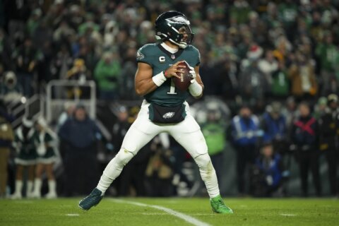 Jalen Hurts fined for wearing mismatched cleats during Eagles’ win over Steelers, AP source says