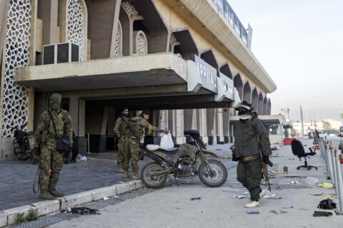 Syrian insurgents capture four central towns as government forces reclaim some territory